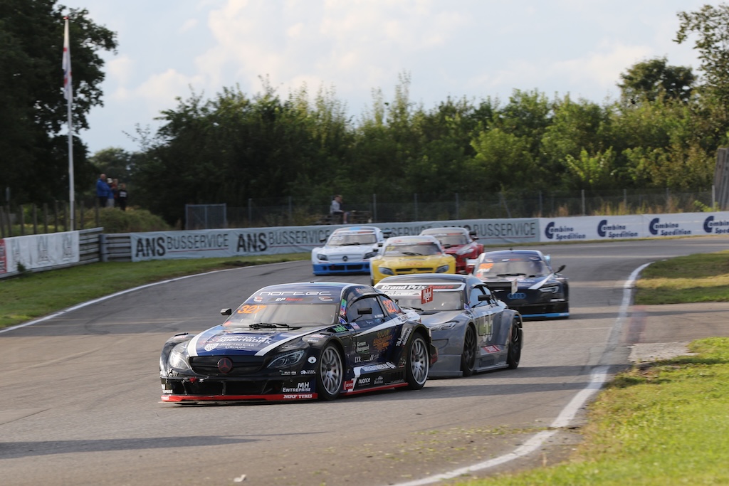 Alex Maansen - Night Race gav pokal til Nymark Racing Academy.
(Foto: Motorsporten.dk)